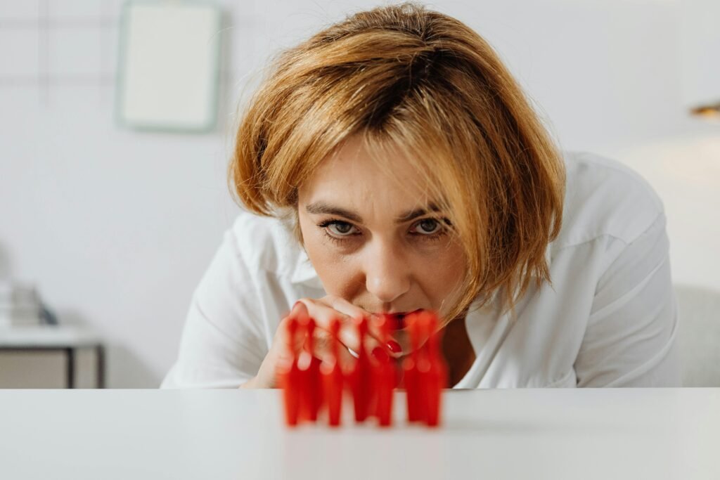 Consultora de recursos humanos analizando candidatos y evaluando perfiles profesionales.