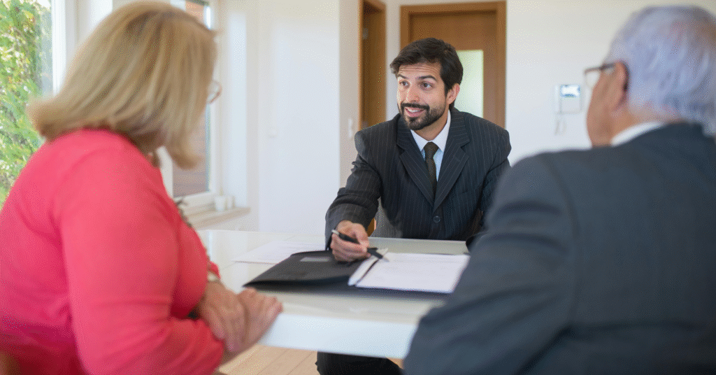 Reunión entre miembros de una empresa familiar revisando estrategias de sucesión y crecimiento empresarial.